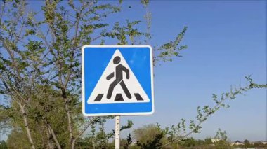 Elinde keskin renkli kalemler var. Çizim için açılmış kalemler. Kırtasiye malzemeleri, ofis malzemeleri ve okul malzemeleri..