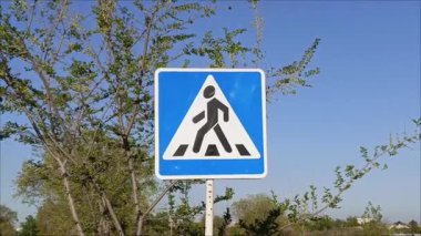 Elinde keskin renkli kalemler var. Çizim için açılmış kalemler. Kırtasiye malzemeleri, ofis malzemeleri ve okul malzemeleri..