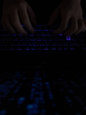 Renkli arka ışıklandırmalı neon bir bilgisayar klavyesi üzerinde çalışıyorum. Bilgisayar oyunları, hackleme, teknoloji, internet konsepti. Seçili odak.