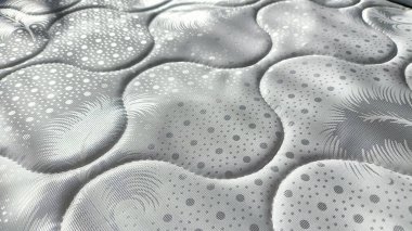 Beyaz yorganlı su geçirmez yatak. Ortopedik Şilte Sabah Güneşinde