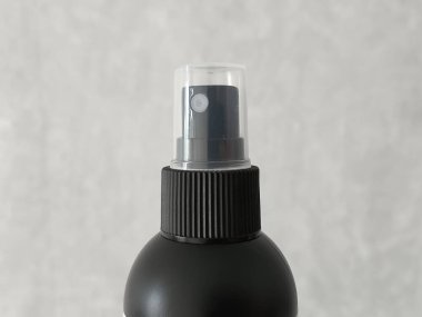 Su doldurma ve güneş kremi spreyin şeffaf olmasını önler. şişe cilt bakımı ürünü