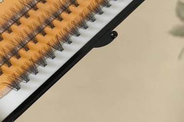 Kirpik uzantıları. Kirpik uzatma araçları. Paketteki yapay kirpikler