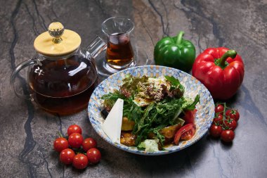 Lezzetli Türk salatası, geleneksel yemek.