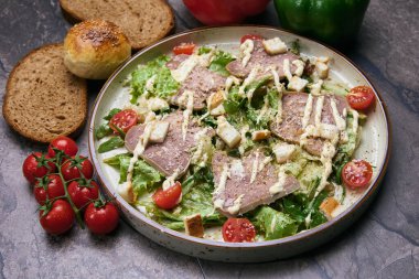 Sezar salatası, ızgara tavuk ve domates.