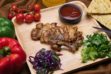 Lezzetli tavuk eti, ızgara et ve sebze.
