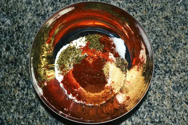 Çeşit çeşit baharat ve aromalı paslanmaz çelik kase..