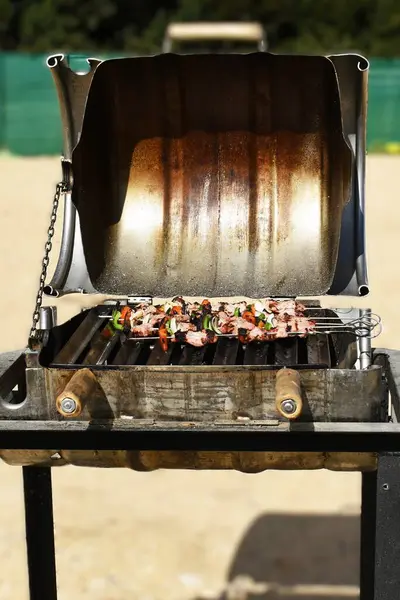 Bira fıçısı barbeküsü, ızgara et ve sebze şişi veya pinhos morunos..