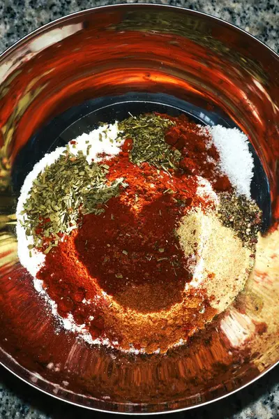 Çeşit çeşit baharat ve aromalı paslanmaz çelik kase..