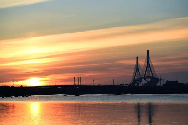 Cadiz 'de günbatımı La Pepa köprüsü ya da 1812 Anayasası ile.