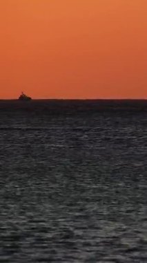 Ticaret gemisi iskele zaman turlarını terk ediyor.