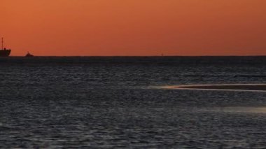 Ticari gemi römorkörle limandan ayrılıyor..