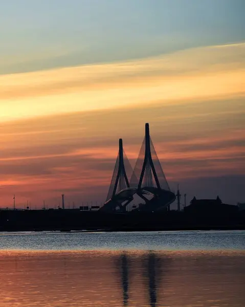 Cadiz 'de günbatımı La Pepa köprüsü ya da 1812 Anayasası ile.