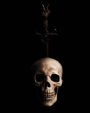 Kafatası hançer ya da kılıçla delinmiş, gotik korsan karanlık ışık.