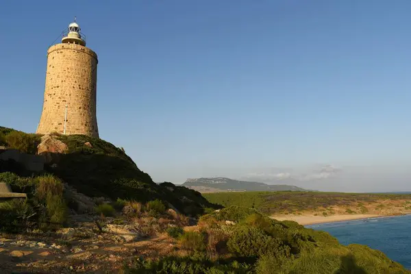 Sahilde manzaralı bir deniz feneri..