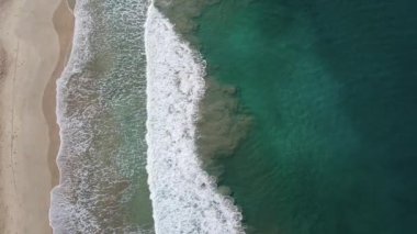 Tropik cennet gözlerden uzak sakin, kumlu ve güzel dalgalı bir sahil. Yukarıdan çekilen en iyi hava görüntüsü İHA görüntüsü.