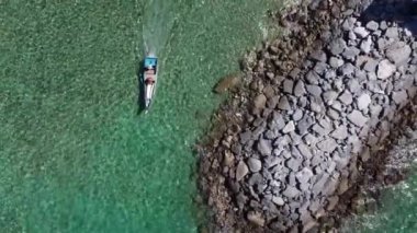 Bir balıkçının teknesinin kristal berrak deniz suyundaki hava görüntüsü balığa gidiyordu..