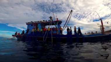 Aceh, Endonezya - 1 Haziran 2024: Balıkçının Yavaş Hareketi ağı çekiyor. Balıkçı tekneleri. Büyük Balıkçılar.