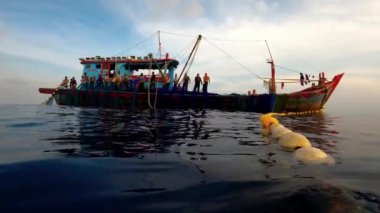 Aceh, Endonezya - 1 Haziran 2024: Balıkçının Yavaş Hareketi ağı çekiyor. Balıkçı tekneleri. Büyük Trawlerlar. Yüksek kalite 4k görüntü.