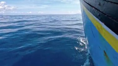 Güneşli bir günde hareket halindeki bir tekneden deniz pelerini. Tatil, seyahat ve tatil konsepti.