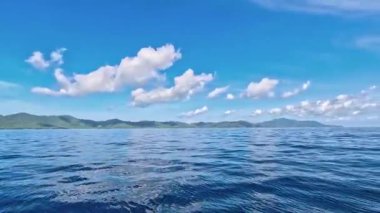 Güneşli bir günde hareket halindeki bir tekneden deniz pelerini. Güzel gökyüzü. Tatil, seyahat ve tatil konsepti.