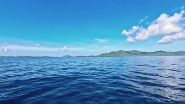 Güneşli bir günde hareket halindeki bir tekneden deniz pelerini. Güzel gökyüzü. Tatil, seyahat ve tatil konsepti.