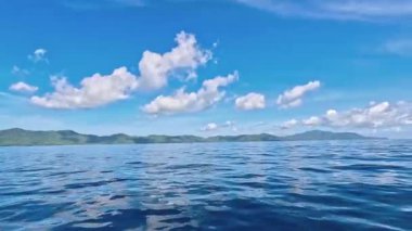 Güneşli bir günde hareket halindeki bir tekneden deniz pelerini. Güzel gökyüzü. Tatil, seyahat ve tatil konsepti.