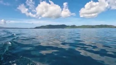 Güneşli bir günde hareket halindeki bir tekneden deniz pelerini. Güzel gökyüzü. Tatil, seyahat ve tatil konsepti.