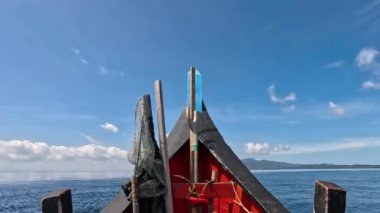 Güneşli bir günde hareket halindeki bir tekneden deniz pelerini. Güzel gökyüzü. Tatil, seyahat ve tatil konsepti.