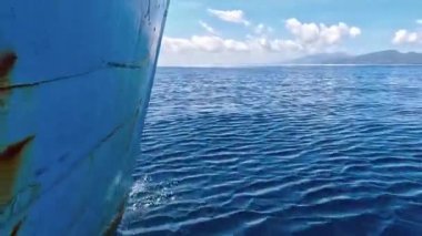 Güneşli bir günde hareket halindeki bir tekneden deniz pelerini. Güzel gökyüzü. Tatil, seyahat ve tatil konsepti.