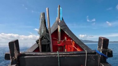 Güneşli bir günde hareket halindeki bir tekneden deniz pelerini. Güzel gökyüzü. Tatil, seyahat ve tatil konsepti.