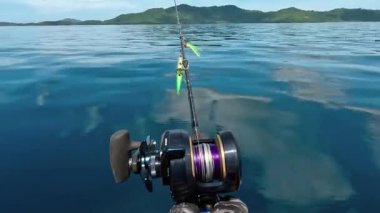 Balıkçı, denize olta atmaya hazırlanıyor. Olta oltası. Balık ve balıkçılık kavramı.