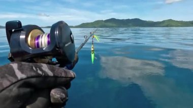 Balıkçı, denize olta atmaya hazırlanıyor. Olta oltası. Balık ve balıkçılık kavramı.