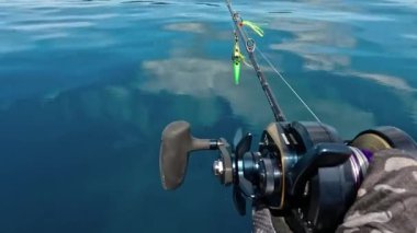 Balıkçı, denize olta atmaya hazırlanıyor. Olta oltası. Balık ve balıkçılık kavramı.