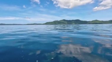 Güneşli bir günde hareket halindeki bir tekneden deniz pelerini. Tatil, seyahat ve tatil konsepti.