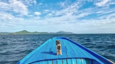 Güneşli bir günde hareket halindeki bir tekneden deniz pelerini. Güzel gökyüzü. Tatil, seyahat ve tatil konsepti.