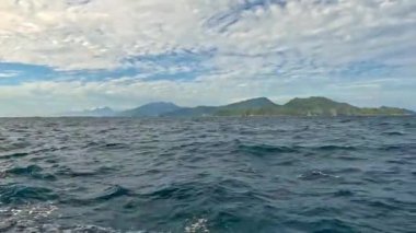 Güneşli bir günde hareket halindeki bir tekneden deniz pelerini. Tatil, seyahat ve tatil konsepti.