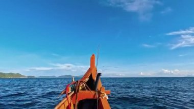Güneşli bir günde hareket halindeki bir tekneden deniz pelerini. Güzel gökyüzü. Tatil, seyahat ve tatil konsepti.
