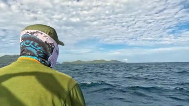 Aceh, Endonezya - 24 Temmuz 2024 Angler bir tekneyle okyanusta balık tutmaya gider. Bir sürü balığın olduğu bir yer arıyorum. Balık ve balıkçılık kavramı.