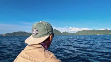 Aceh, Endonezya - 24 Temmuz 2024 Angler bir tekneyle okyanusta balık tutmaya gider. Bir sürü balığın olduğu bir yer arıyorum. Balık ve balıkçılık kavramı.