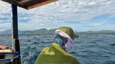 Aceh, Endonezya - 24 Temmuz 2024 Angler bir tekneyle okyanusta balık tutmaya gider. Bir sürü balığın olduğu bir yer arıyorum. Balık ve balıkçılık kavramı.