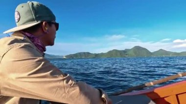 Aceh, Endonezya - 24 Temmuz 2024 Angler bir tekneyle okyanusta balık tutmaya gider. Bir sürü balığın olduğu bir yer arıyorum. Balık ve balıkçılık kavramı.