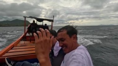 Aceh, Endonezya - 24 Temmuz 2024: Balıkçılar kötü hava şartları nedeniyle balıkçılığı iptal ettiler. Fırtına ve büyük dalgalar sırasında hareket eden tekneden deniz pelerini. Balık ve balıkçılık konsepti. Yavaş Hareket Görüntüsü.