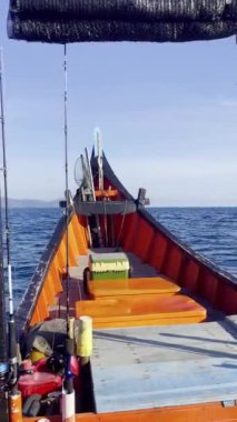 Güneşli bir günde hareket halindeki bir tekneden deniz pelerini. Güzel gökyüzü. Tatil, seyahat ve tatil konsepti.