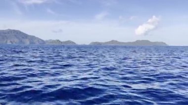 Güneşli bir günde hareket halindeki bir tekneden deniz pelerini. Güzel gökyüzü. Tatil, seyahat ve tatil konsepti.