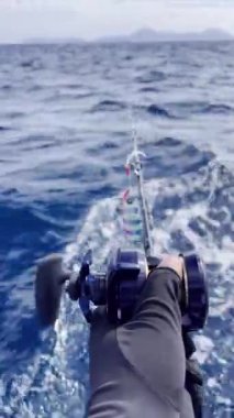 Balıkçı, denize olta atmaya hazırlanıyor. Olta oltası. Balık ve balıkçılık kavramı.