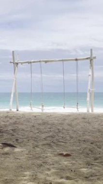 Yaz günü kumsal, kum ve gökyüzü manzarası. Sahildeki okyanus dalgası. Deniz kıyısında sallanıyor. Tatil, seyahat ve tatil konsepti.