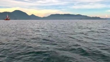 Denize açılan bir tekneden deniz manzarası. Tatil, seyahat ve tatil konsepti. Yavaş Hareket Görüntüsü.