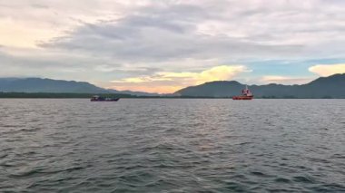 Denize açılan bir tekneden deniz manzarası. Tatil, seyahat ve tatil konsepti. Yavaş Hareket Görüntüsü.