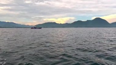 Denize açılan bir tekneden deniz manzarası. Tatil, seyahat ve tatil konsepti. Yavaş Hareket Görüntüsü.