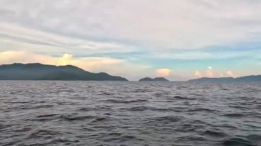 Denize açılan bir tekneden deniz manzarası. Tatil, seyahat ve tatil konsepti.